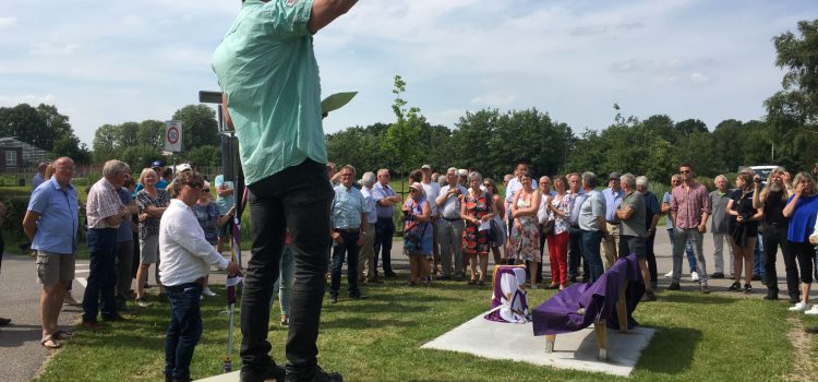 Eikenhouten bank in Eastermar ter nagedachtenis van Jan de Boer