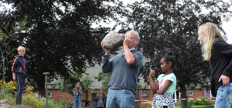 Brommels! film: burgemeester Oebele Brouwer maakt bijenhotel