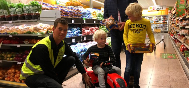 Wâldgieltsjeboer reikt 100e wâldgieltsje trekker uit aan Lenn en Jip Cats