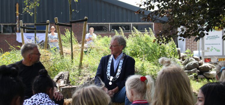 Burgemeester Oebele brouwer maakt bijenhotel met kinderen