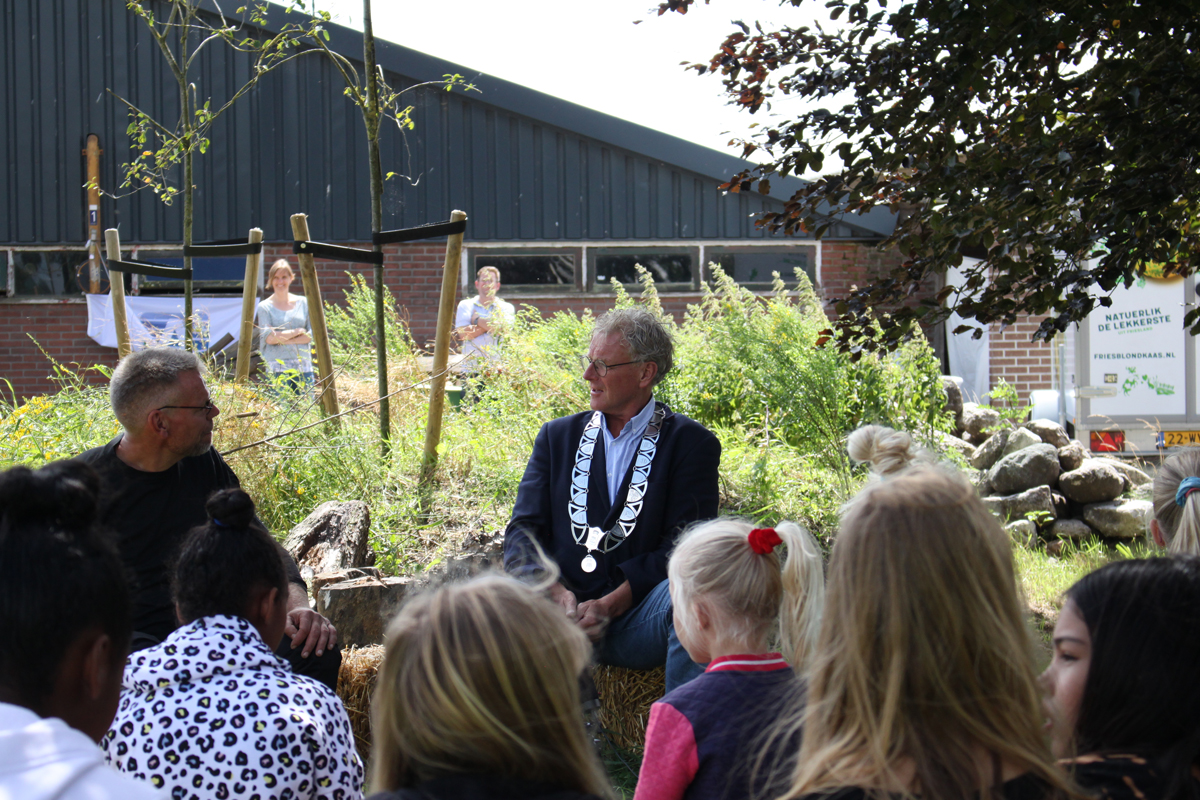 Burgemeester Oebele brouwer maakt bijenhotel met kinderen